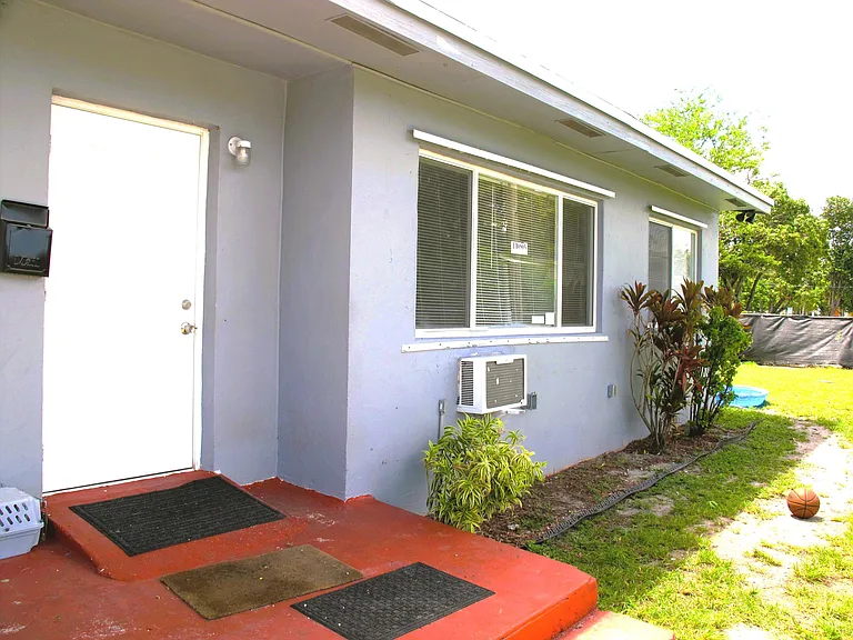 340 NW 6th St #2 — Photo 3