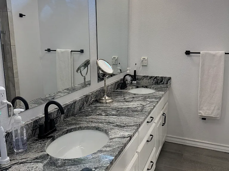 2403 Alamesa Dr — Photo 9