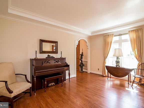 3rd image of 937 Glenangus Dr