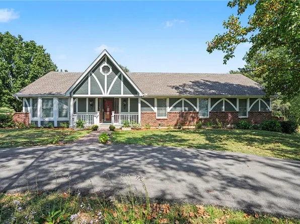 2806 E 215th St, Belton, MO 64012