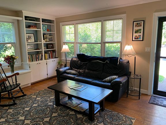 Great natural light in the living room