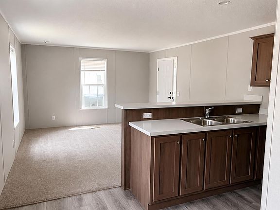 5th image of 271 Lakeside Dr