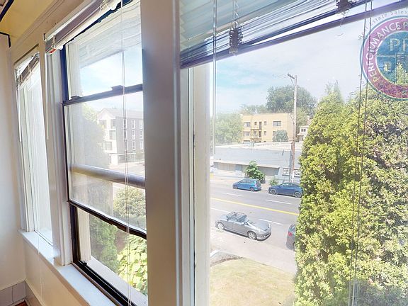 5th image of 1526 SE Hawthorne Blvd APT 8