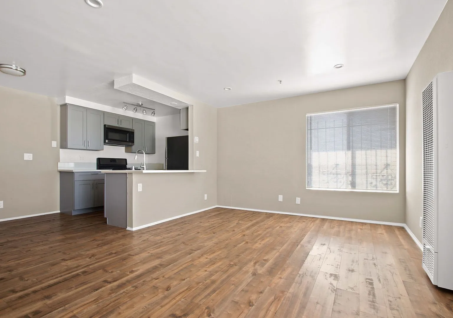 12914 Doty Ave — Photo 2