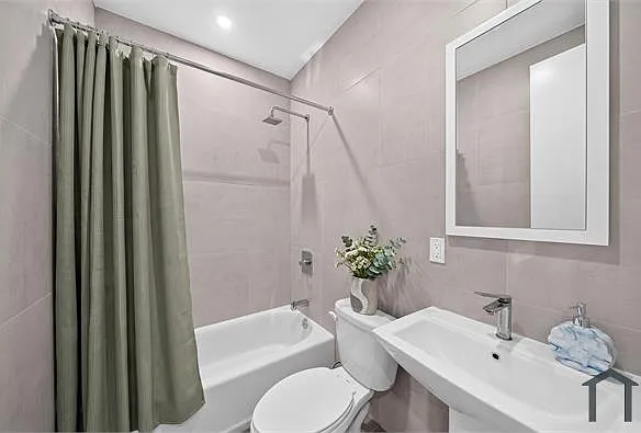 3 bed, $3,373 — Photo 3