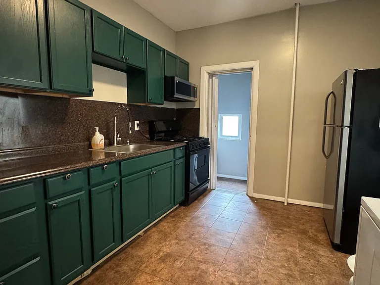 8XX S Alden St — Photo 14