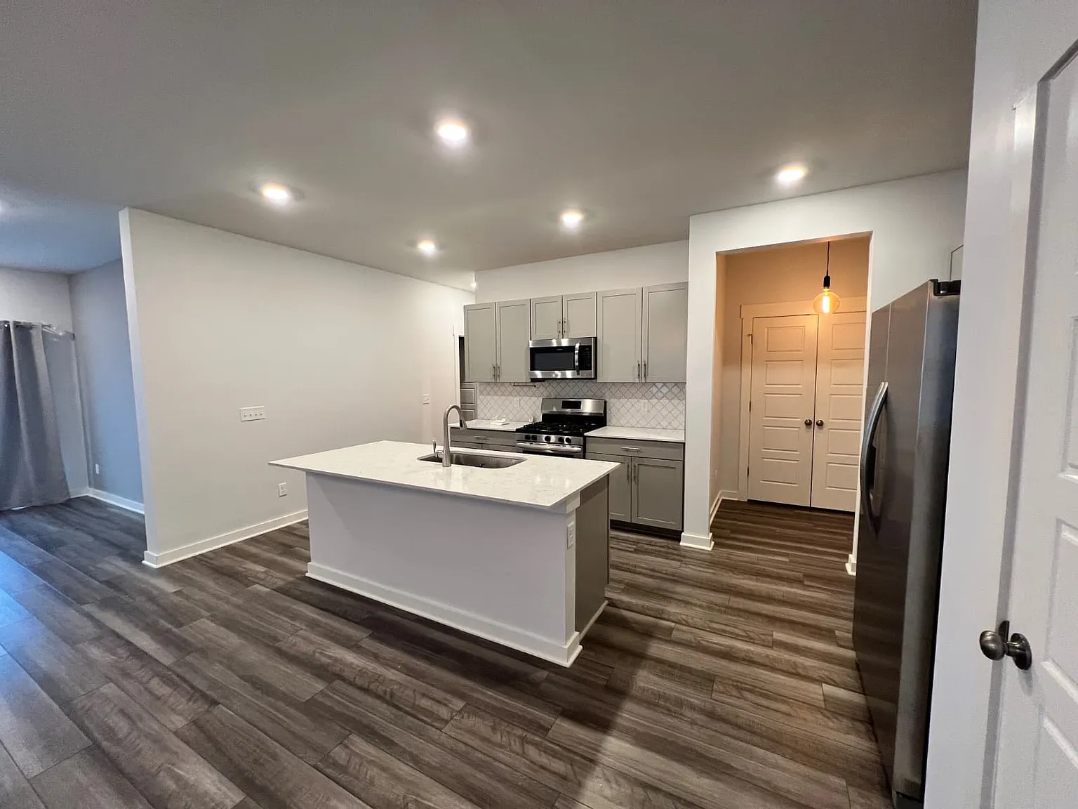 527 Torrey Pines Ln — Photo 3