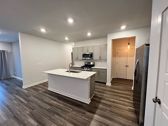 3rd image of 527 Torrey Pines Ln