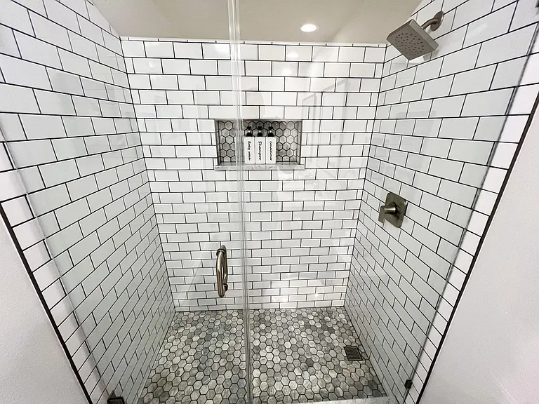 Bathroom 2 (2nd floor)
