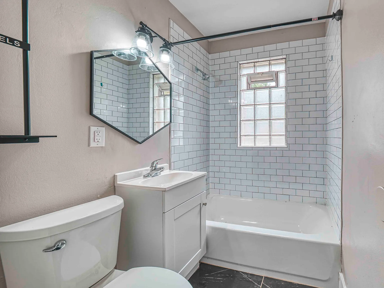 2 bed, 700 sqft, $950 — Photo 3