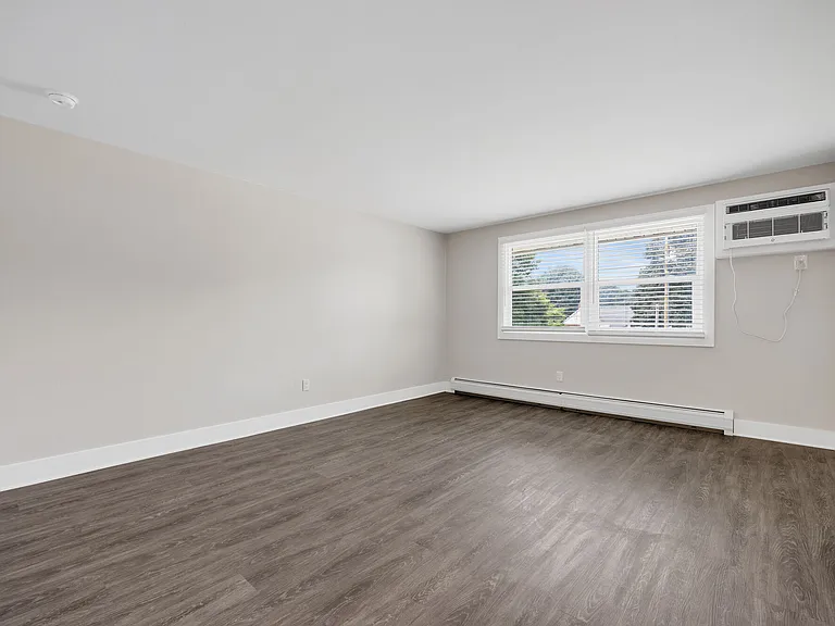 4500 Dewey Ave Apartments — Photo 11