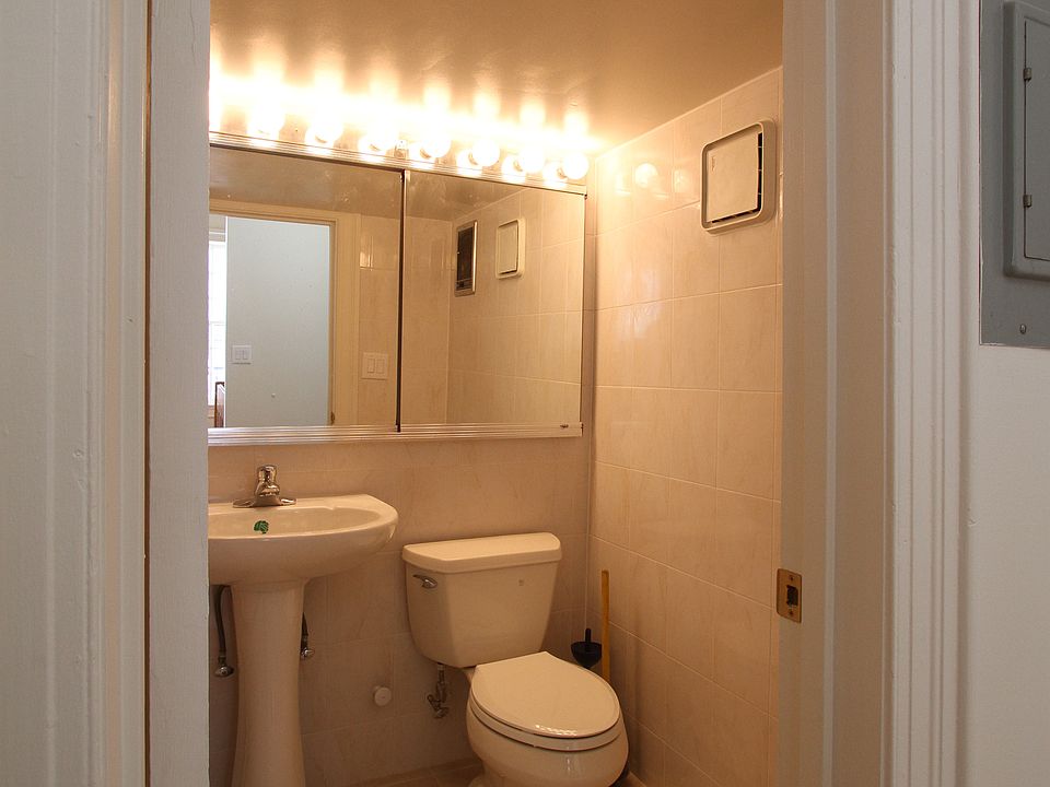 2nd image of 222 Hicks St APT 1R
