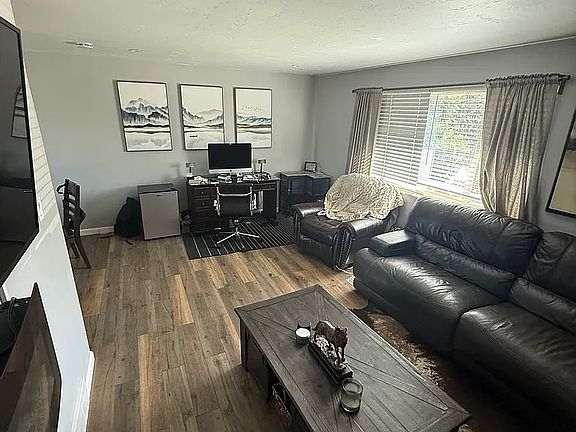 4th image of 359 Helena Cir