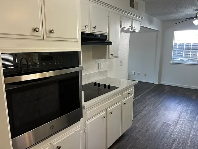 3 bed, 1221 sqft, $2,095 — Photo 2