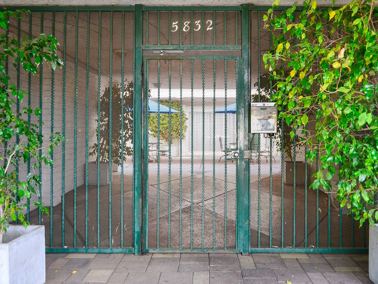 Waring Arms Apartments — Photo 4