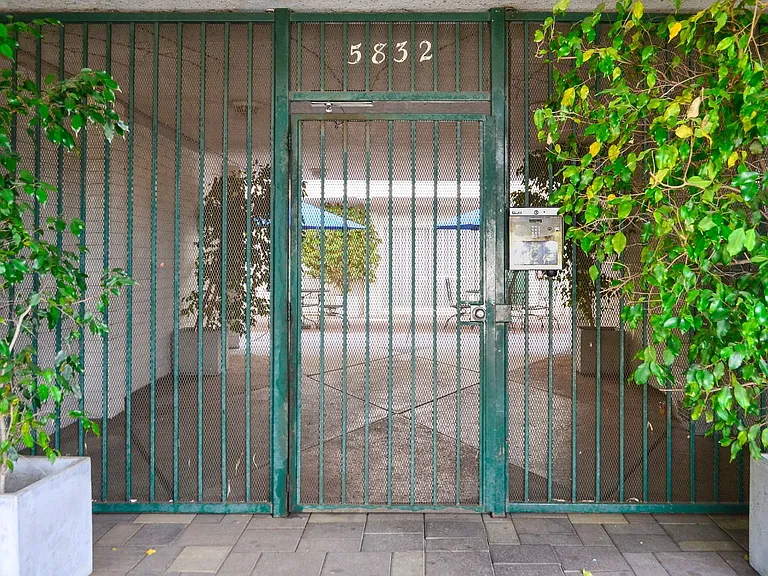 Waring Arms Apartments — Photo 4