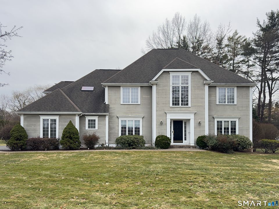 1st image of 4 Buckingham Ln