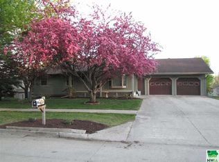 1310 14th St, Sheldon, IA 51201