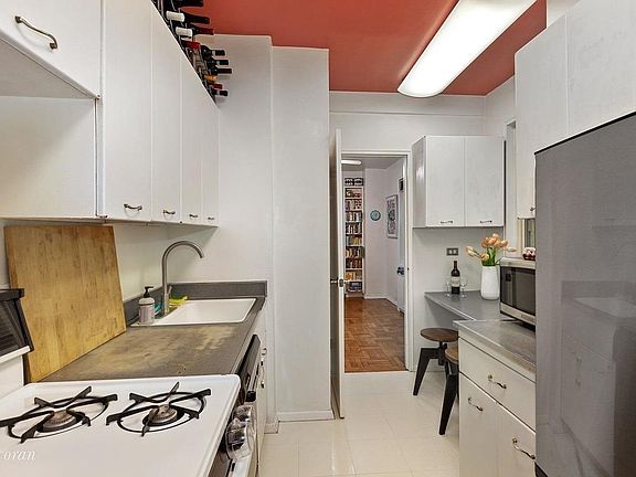 5th image of 40 E 9th St APT 2F