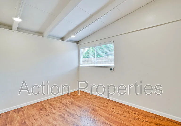 1343 Torrance Ave — Photo 11
