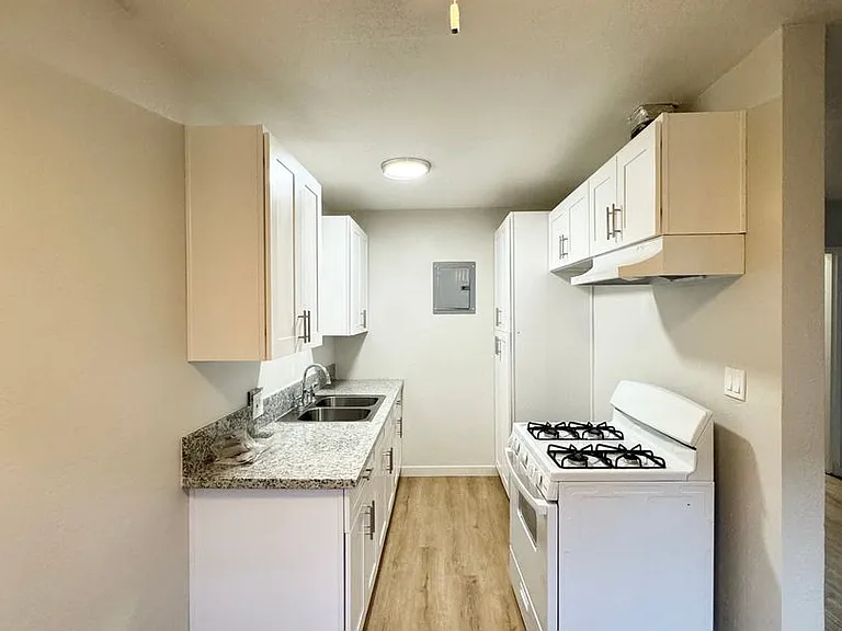 80 N Bonnie Ave — Photo 8