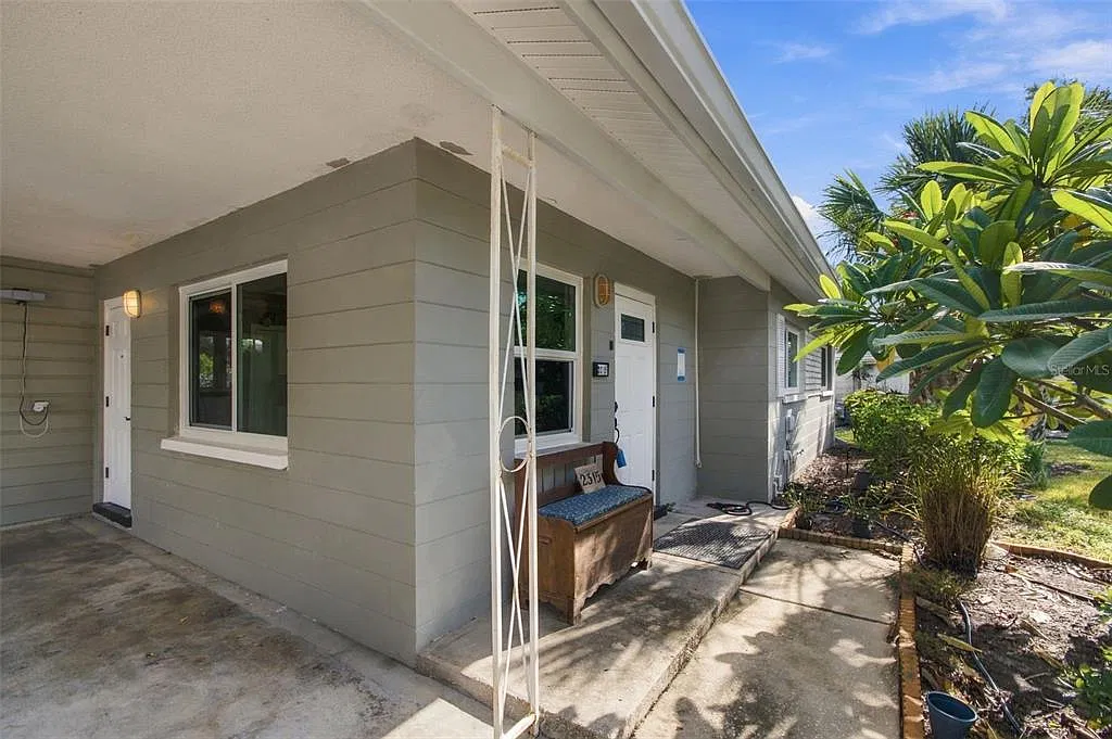 3 bed, 1.0 bath, 1062 sqft, $2,500 — Photo 3