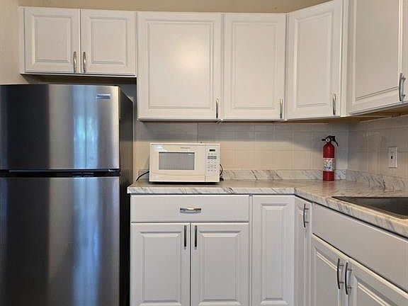 4th image of 2348 Linwood Ave APT 3L