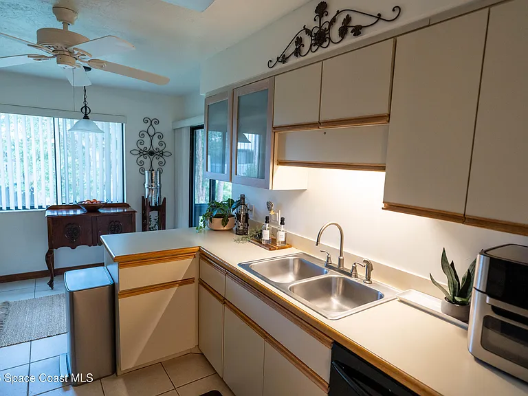 605 Saint Albans Ct #18H — Photo 12