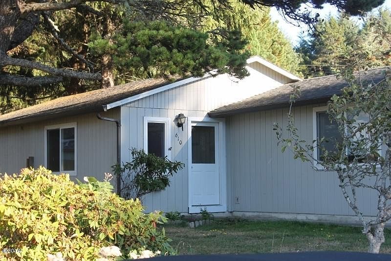 1st image of 610 SE Jetty Ave