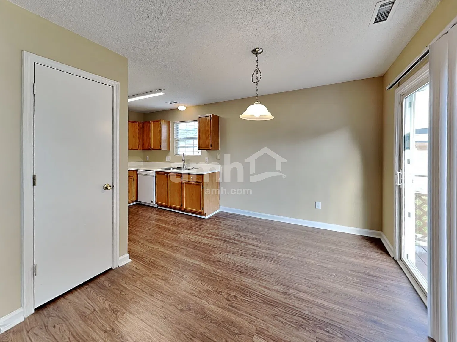 3 bed, 2.0 bath, 1268 sqft, $1,870 — Photo 4