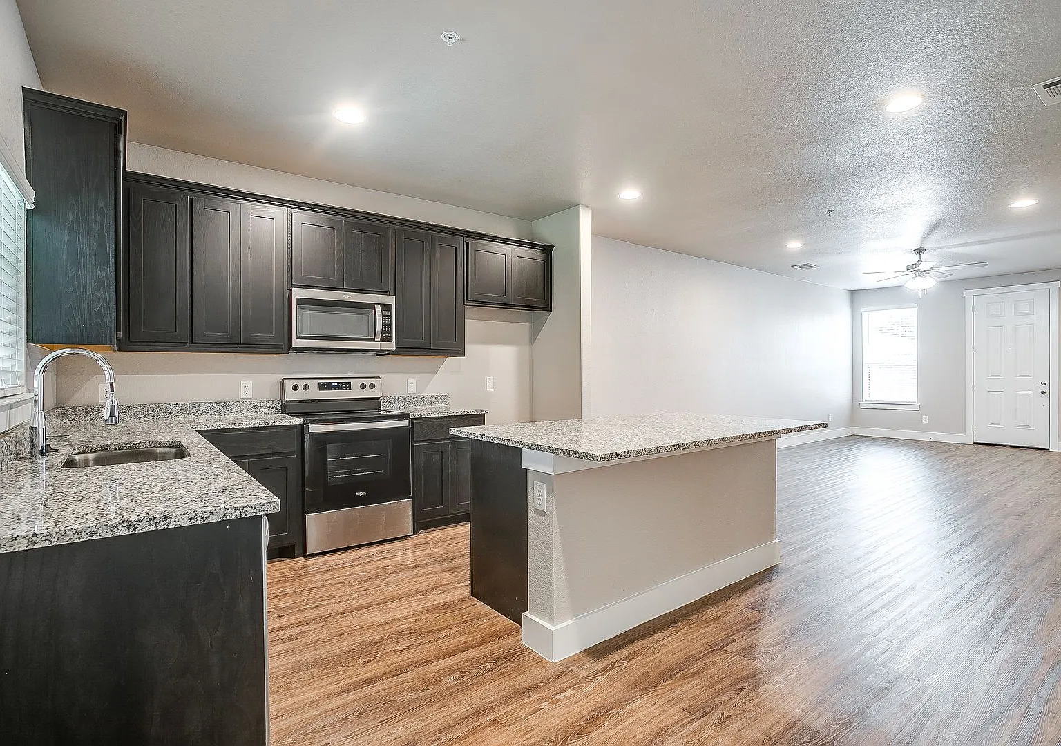 Stunning Townhome — Photo 2