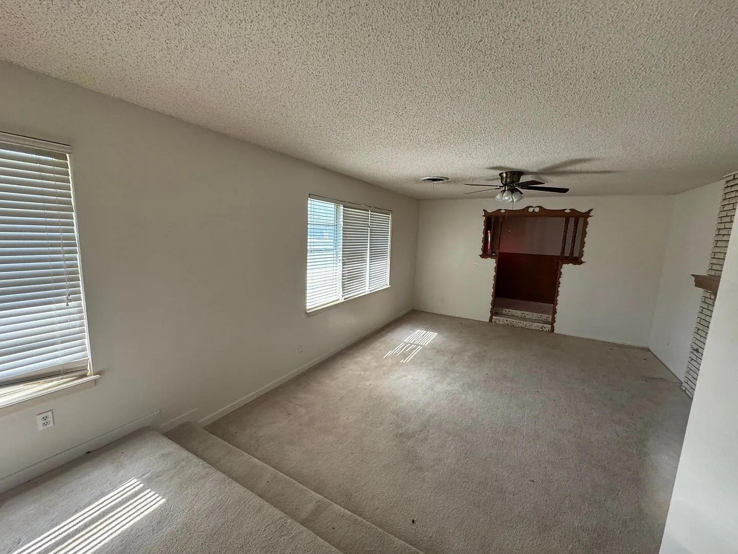Spacious 3 bed, 3 bath home on corner lot! — Photo 3
