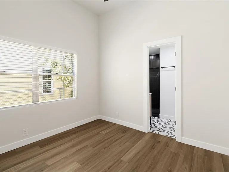 2329 W Beach St — Photo 18