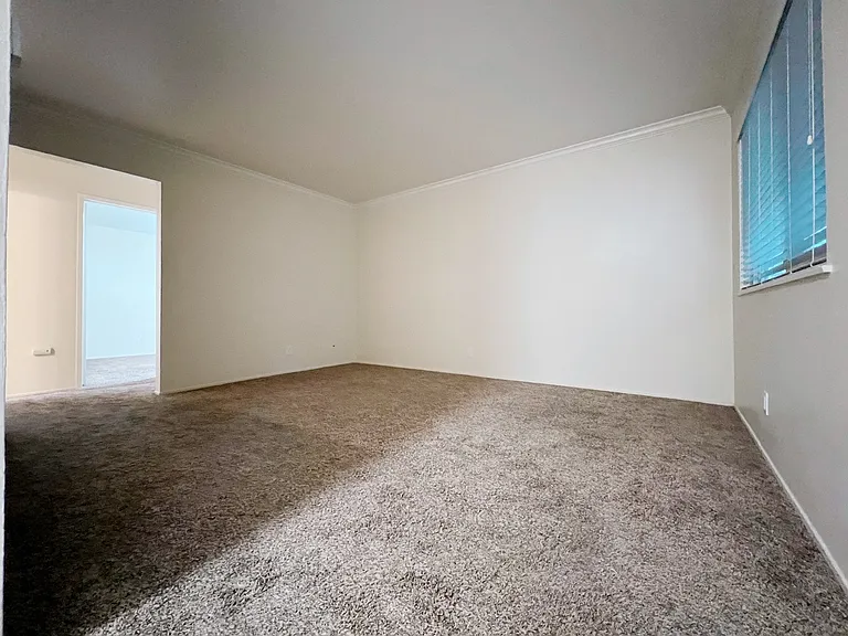 Vernon Apartments — Photo 17