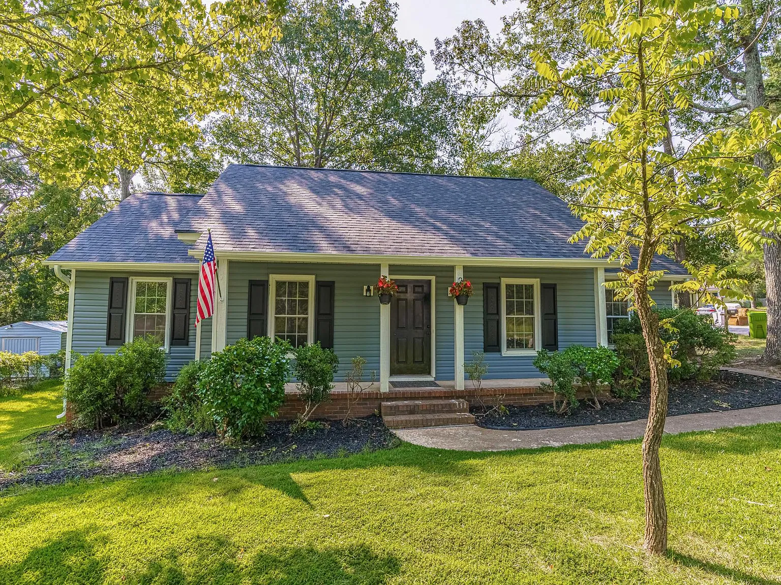 135 Little Hampton Dr — Photo 1