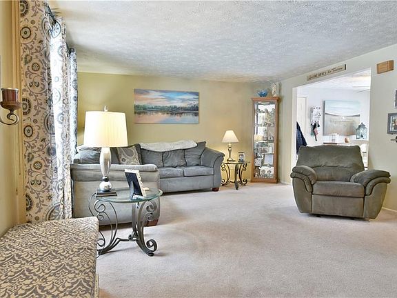 3rd image of 7794 Castle Rock Dr NE