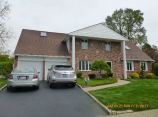 25 Hurtin St, Port Jefferson Station, NY 11776