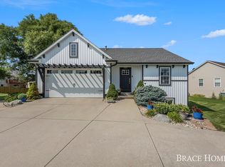 8713 Willow Creek Dr, Jenison, MI 49428