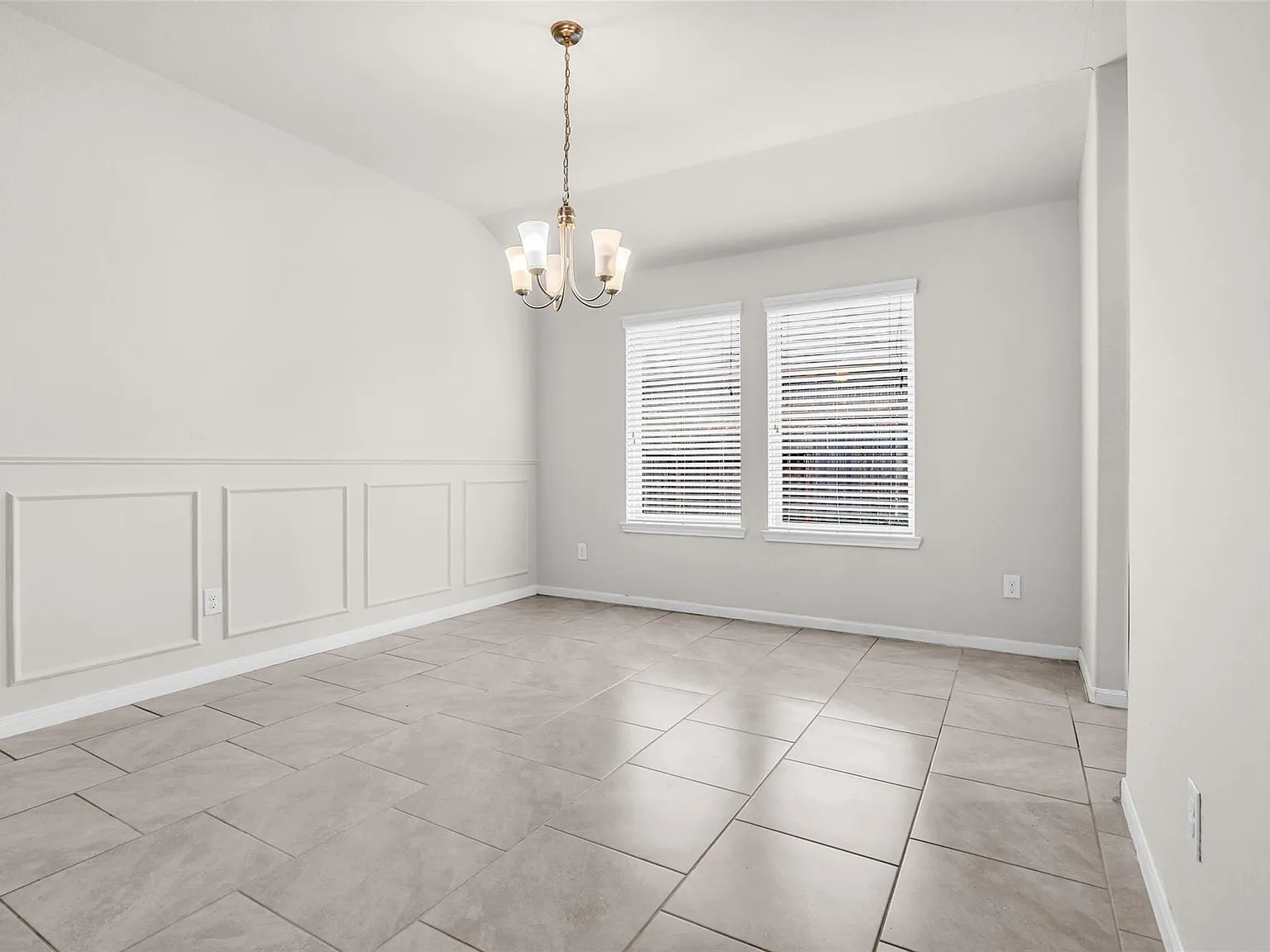4 bed, 2.0 bath, 2024 sqft, $2,400 — Photo 3