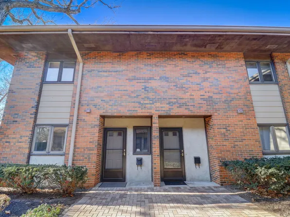 52 E Center Ave #52, Lake Bluff, IL 60044