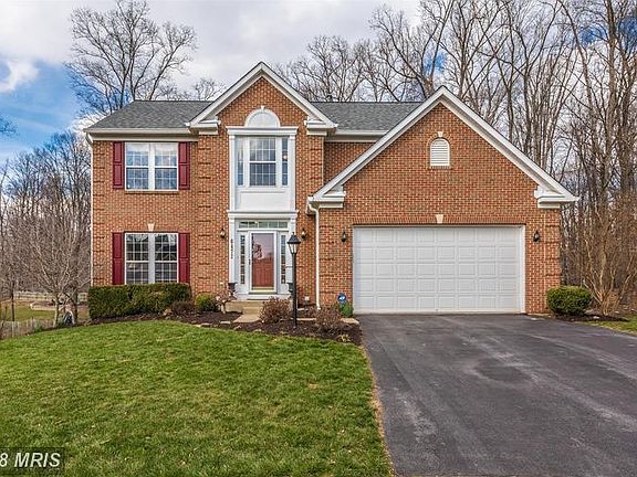 Beautiful brick front in a cul-de-sac