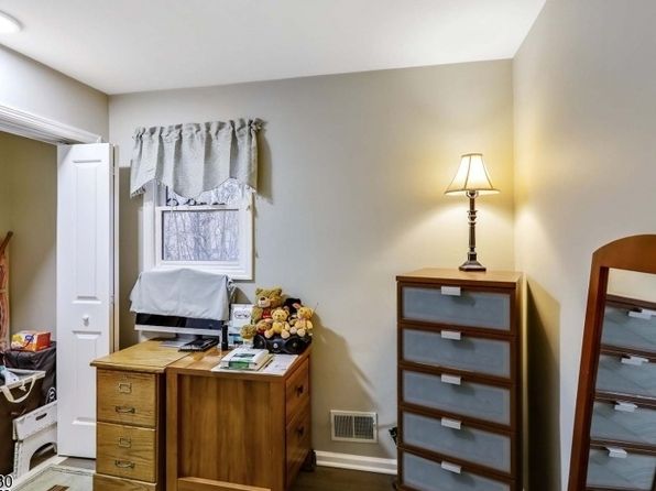 26 Woods Edge Rd, Rockaway, NJ 07866