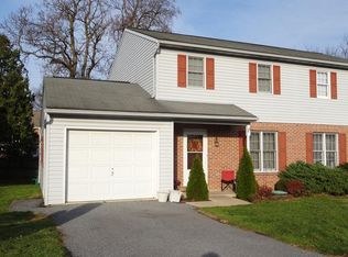 25 Diamond Spring Cir, Akron, PA 17501