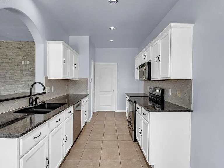 933 Bens Dr — Photo 5