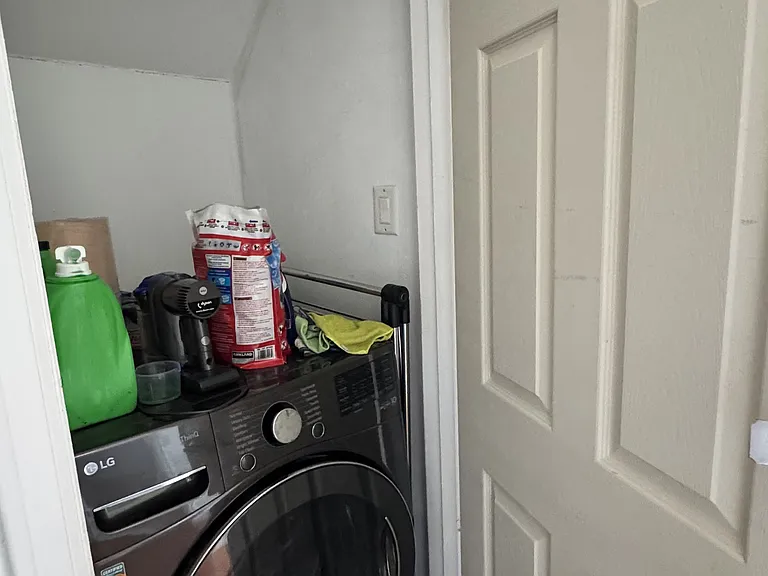 166 Erindale Ave #MAIN — Photo 17