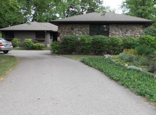 295 Booth Rd, Troy, MI 48085