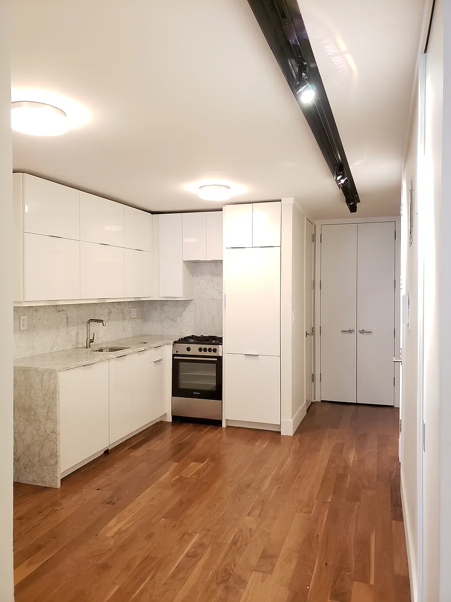 Building Photo - 200 E 30th St #3B