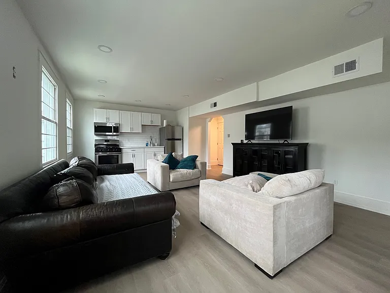 3326 Robert St — Photo 2
