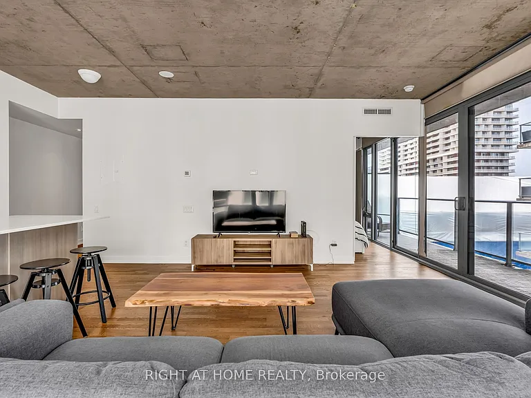 650 King St W #605 — Photo 16