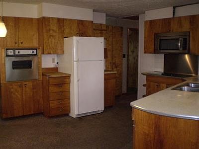 4th image of 223 W 8th St